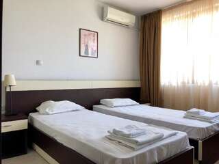 Апарт-отели Family Hotel Botanica Сандански Двухместный номер с 2 отдельными кроватями и бесплатным доступом к открытому бассейну-4